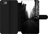 Bookcase Geschikt voor iPhone 7 telefoonhoesje - Auto rijdt door een rustige straat in New York in zwart-wit - Met vakjes - Wallet case met magneetsluiting