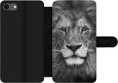 Bookcase Geschikt voor iPhone SE 2020 telefoonhoesje - Perzische leeuw op zwarte achtergrond in zwart-wit - Met vakjes - Wallet case met magneetsluiting