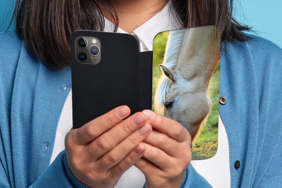 Bookcase pour iPhone 11 Pro Max Bookcase - Cheval du fjord broutant un jour d'été - Avec poches - Étui portefeuille avec fermeture magnétique