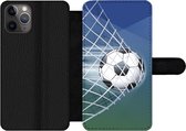 Bookcase Geschikt voor iPhone 11 Pro telefoonhoesje - Een illustratie van een voetbal in het net -Jongens - Meisjes - Kinderen - Met vakjes - Wallet case met magneetsluiting