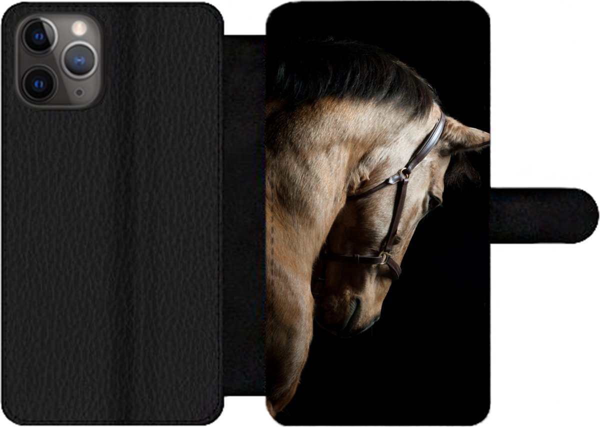 Telefoonhoesje Geschikt voor iPhone 11 Pro Max telefoonhoesje - Paarden - Halster - Zwart - Met vakjes - Wallet case met magneetsluiting