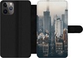 Bookcase Geschikt voor iPhone 11 Pro Max telefoonhoesje - Skyline van New York - Met vakjes - Wallet case met magneetsluiting