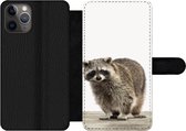 Bookcase Geschikt voor iPhone 11 Pro telefoonhoesje - Wasbeer - Dieren - witte achtergrond -Jongens - Meisjes - Kinderen - Met vakjes - Wallet case met magneetsluiting