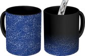 Magische Mok - Foto op Warmte Mokken - Bloemen - Blauw - Wit - Patronen - Magic Mok - Beker - 350 ML - Uitdeelcadeautjes