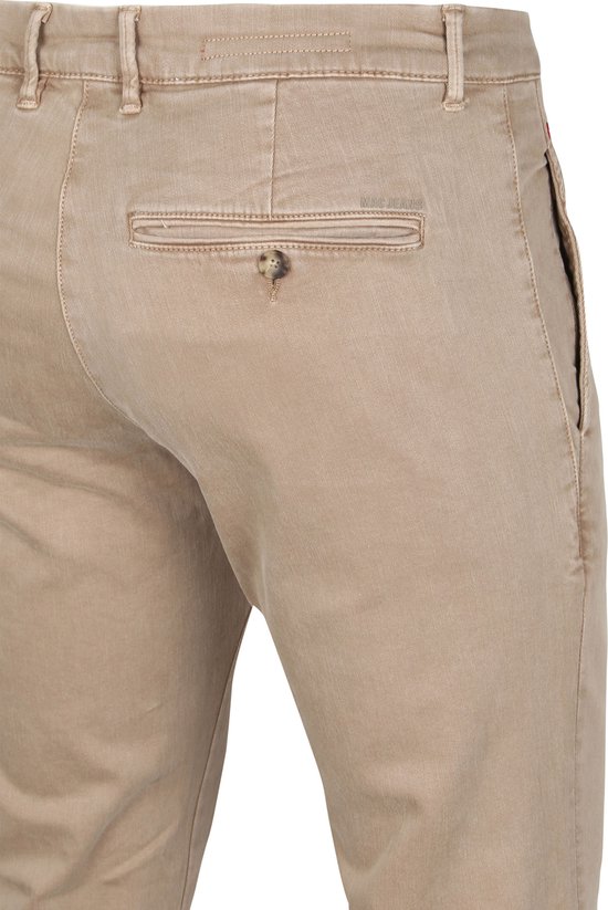 Achterkant van beige chino broek met MAC Jeans logo op de kontzak.