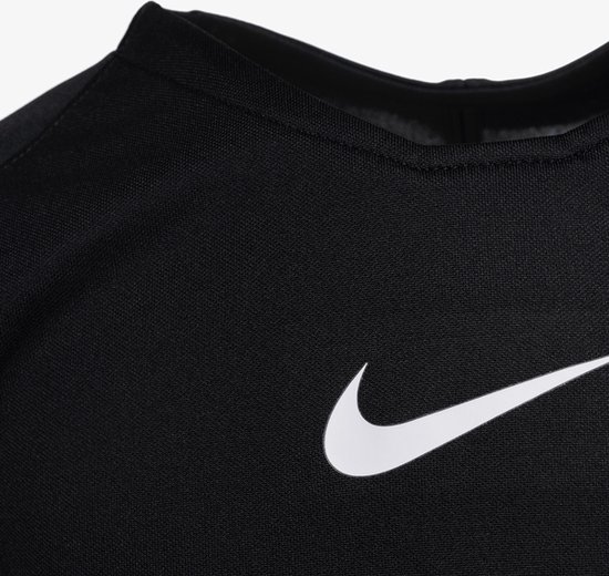 Zwarte Nike top met witte Swoosh op de borst.