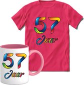 57 Jaar Vrolijke Verjaadag T-shirt met mok giftset Roze | Verjaardag cadeau pakket set | Grappig feest shirt Heren – Dames – Unisex kleding | Koffie en thee mok | Maat XXL