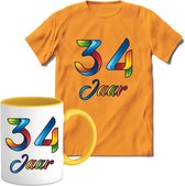 34 Jaar Vrolijke Verjaadag T-shirt met mok giftset Geel | Verjaardag cadeau pakket set | Grappig feest shirt Heren – Dames – Unisex kleding | Koffie en thee mok | Maat S