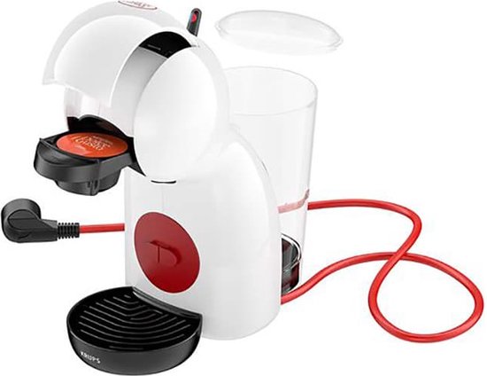 Witte Krups Dolce Gusto Piccolo XS koffiecupmachine met rode accenten, met cup en glas.