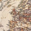 Gedetailleerde wereldkaart met veel landen, steden en wateren in vintage stijl.