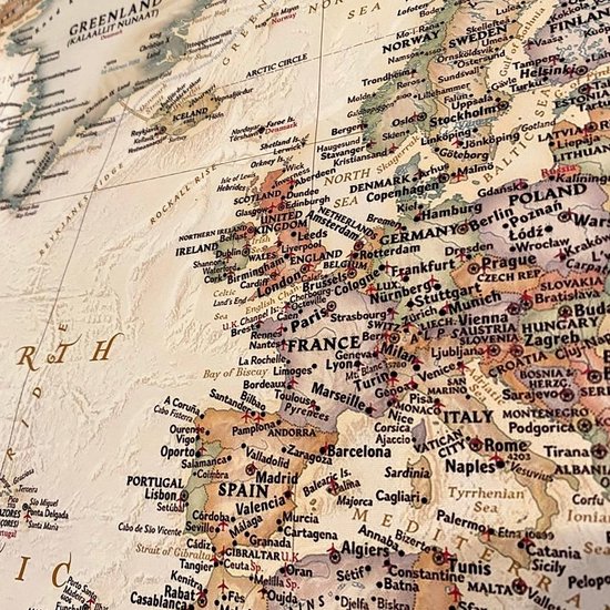 Gedetailleerde wereldkaart met veel landen, steden en wateren in vintage stijl.