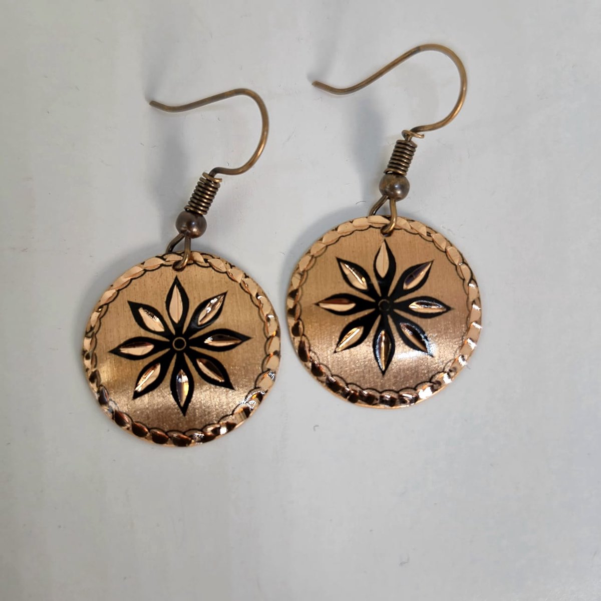 Oorbellen met Bloem gravure – Koperen– Ronde Boho Stijl