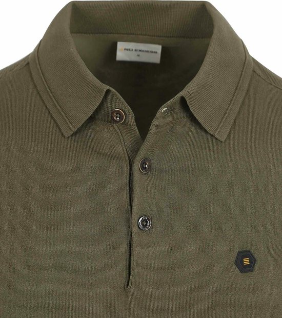 Sluiting van een legergroen gebreid poloshirt voor heren, met kraag en geborduurd logo.