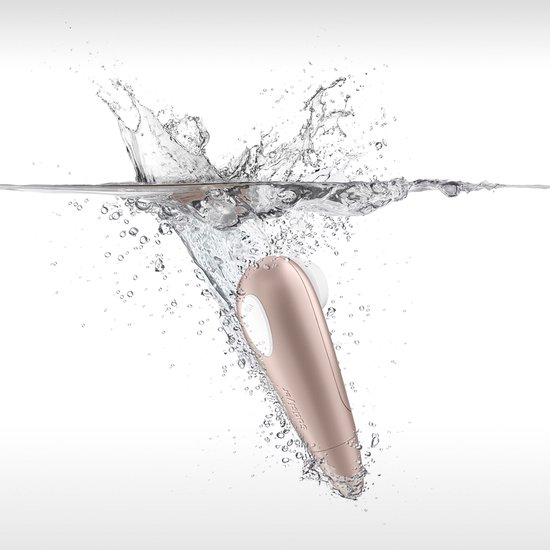 Rosegouden clitorisstimulator met witte bedieningsknop, die in opspattend water wordt ondergedompeld.
