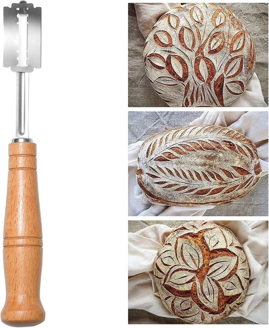 Deegmes met houten handvat naast brood met mooie snijpatronen: bloemmotief, bladeren, bloemen.