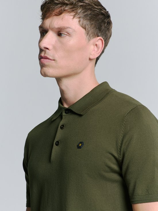 Mannen poloshirt in legergroen, met kraag, knoopsluiting en een geborduurd logo op de borst.