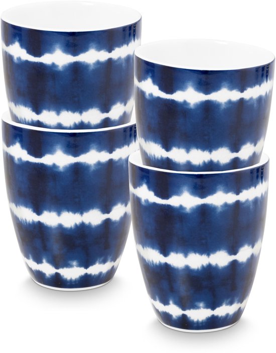 Quatre mugs à rayures tie-dye bleues et blanches.