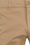 Stofdetail van een lichtbruine chino broek.