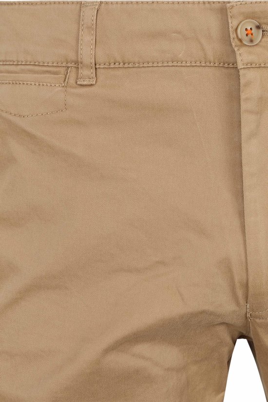 Stofdetail van een lichtbruine chino broek.
