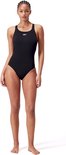 Vrouw in zwart Speedo badpak met lange pijpen, staand.