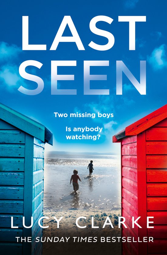 Twee jongens lopen op het strand tussen rode en blauwe strandhuisjes, met de titel LAST SEEN.