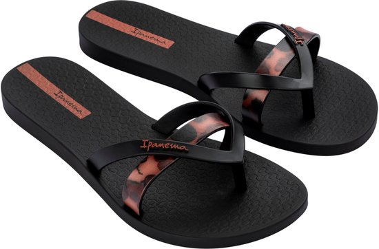 Zwarte Ipanema slippers met luipaardprint bandjes en oranje streep detail.