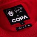 Neklabel van rood voetbalshirt met 'DIEGO x COPA' logo en maat S.