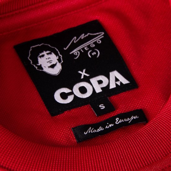 Neklabel van rood voetbalshirt met 'DIEGO x COPA' logo en maat S.