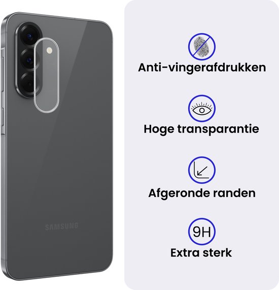 Donkergrijze telefoon met drie lenzen, bedekt met doorzichtige camerabeschermer.