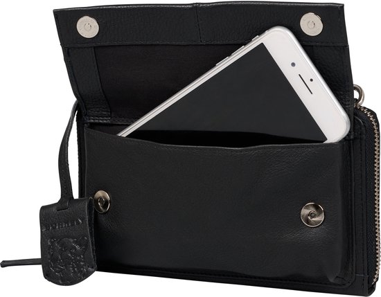 Zwarte leren portemonnee met klep, geopend met een smartphone erin.