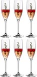 Zes champagneglazen met verticale ribbels, elk gevuld met champagne, frambozen en takjes.
