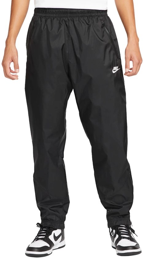 Nike windrunner mens woven pant in de kleur zwart.