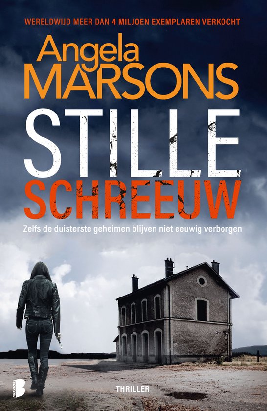 Vrouw in leren jas loopt weg van een oud gebouw, thriller