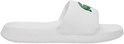 Wit Lacoste badslippers met groene krokodil logo aan de zijkant.