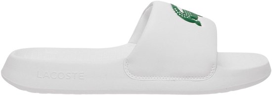 Wit Lacoste badslippers met groene krokodil logo aan de zijkant.