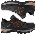 Twee zwarte en oranje Regatta wandelschoenen, één van bovenaf, één van de zijkant, met dikke buitenzolen.