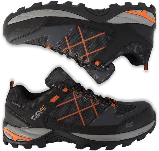 Twee zwarte en oranje Regatta wandelschoenen, één van bovenaf, één van de zijkant, met dikke buitenzolen.