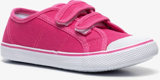 Roze canvas sneaker met klittenbandsluiting, witte neus en witte zool.