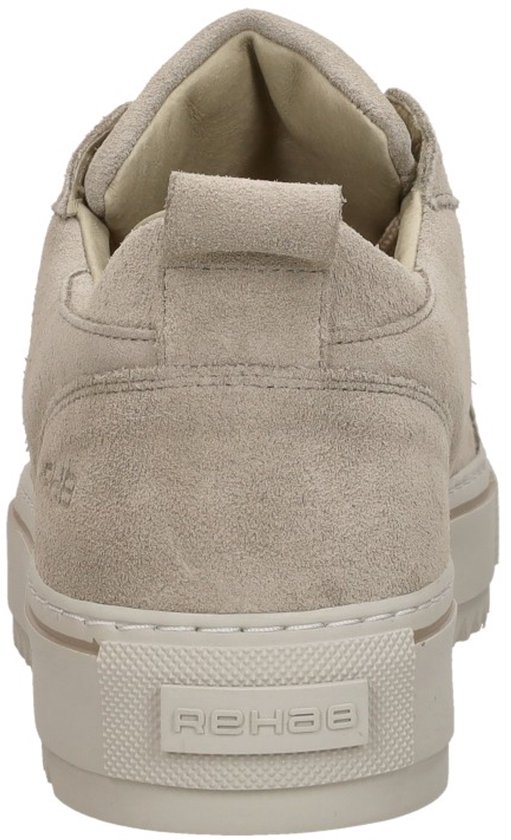 Achterkant van crème suède lage sneakers met beige veters, met logo op de zool.
