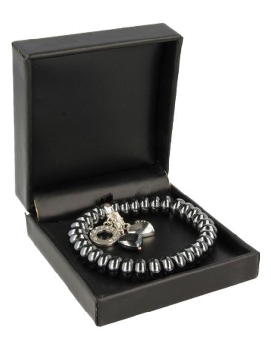 Hematiet armband met ronde kralen en zilverkleurige bedels; een cirkel met zirkonia en een hartje.