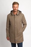 Man met bruine jas met capuchon, beige trui en spijkerbroek.