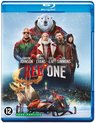 Dwayne Johnson, Chris Evans, Lucy Liu en J.K. Simmons op de cover van de 'Red One' Blu-ray. Inclusief kerstman, rendieren en slee.