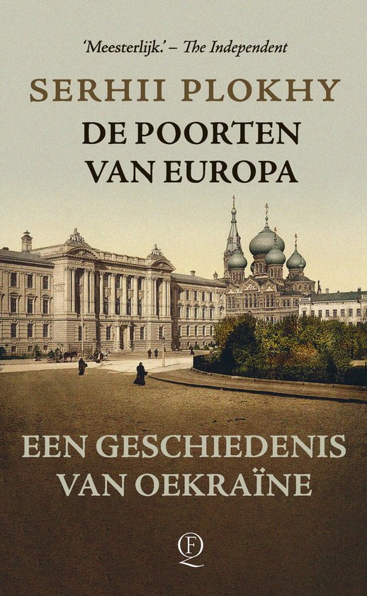 Boekcover van 'De poorten van Europa' van Serhii Plokhy. Grijze achtergrond met een foto van een gebouw en kerken.