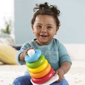 Een baby met krullend haar lacht en houdt een Fisher-Price stapelpiramide vast met vijf gekleurde ringen. De bovenste ring is lichtblauw.
