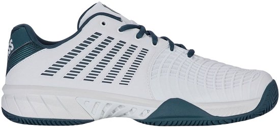 Witte tennisschoen met donkerblauwe accenten en lijnenpatroon op de zijkant.