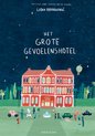De voorkant van een kinderboek met een groot rood hotel en een luchtballon. Er is een nachtelijke sterrenhemel. Titel: HET GROTE GEVOELENSHOTEL.