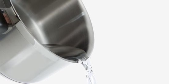 Zilverkleurige pan waaruit water wordt gegoten.