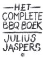 Ka-tekst op een witte achtergrond. In grote letters staat erboven: - HET COMPLETE BBQ BOEK -, en eronder JULIUS JASPERS. Onderaan een rond logo.