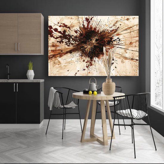Peinture abstraite sur toile représentant une explosion d'éclaboussures de peinture marron et rouge sur fond clair, suspendue au-dessus d'une table.