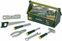 Boîte à outils verte avec outils : scie à manche vert, niveau, marteau, clé, pince, ciseau et tournevis.